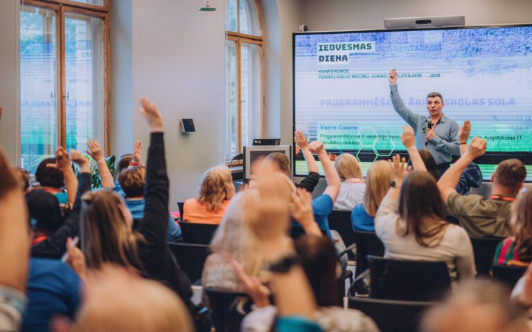 Reklāmas attēls konferencēm tehnoloģiju mācību jomas skolotājiem